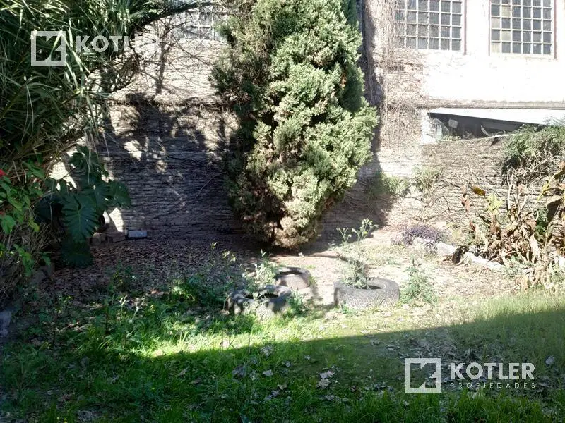 Local con deposito, jardin y entrada de servicio - Temperley 5