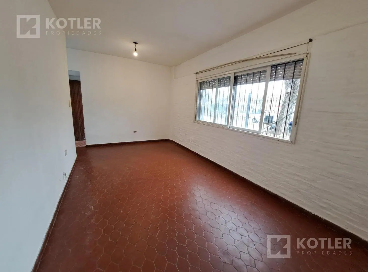 Depto. de 3 amb. c/patio y entrada de auto, próximo a Av. Alte Brown y a Estación Temperley 2