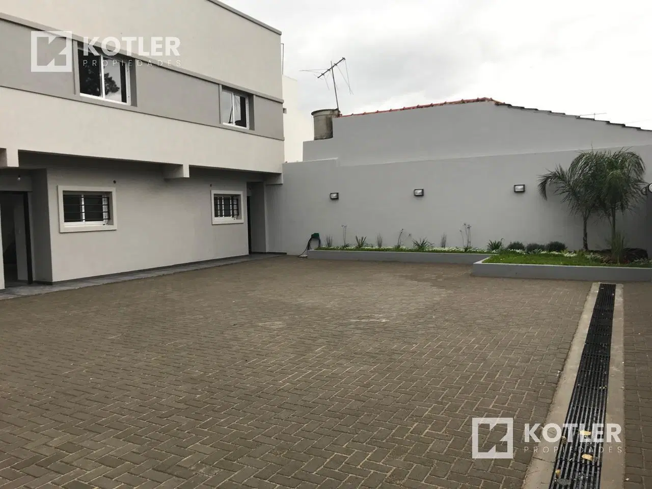 Duplex a estrenar de 3 amb. c/patio propio y espacio de cochera 1