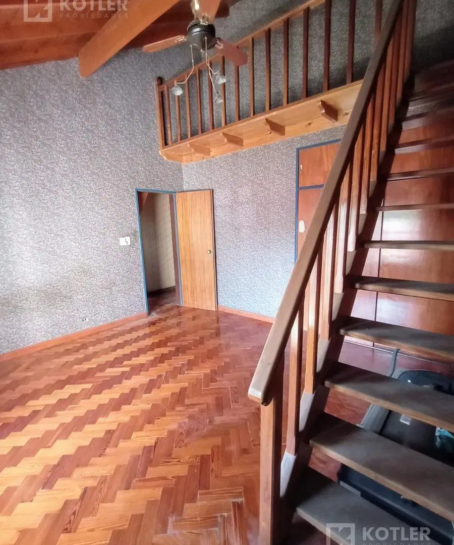Charlet con 5 ambientes, cochera, quincho en excelente ubicación. 3
