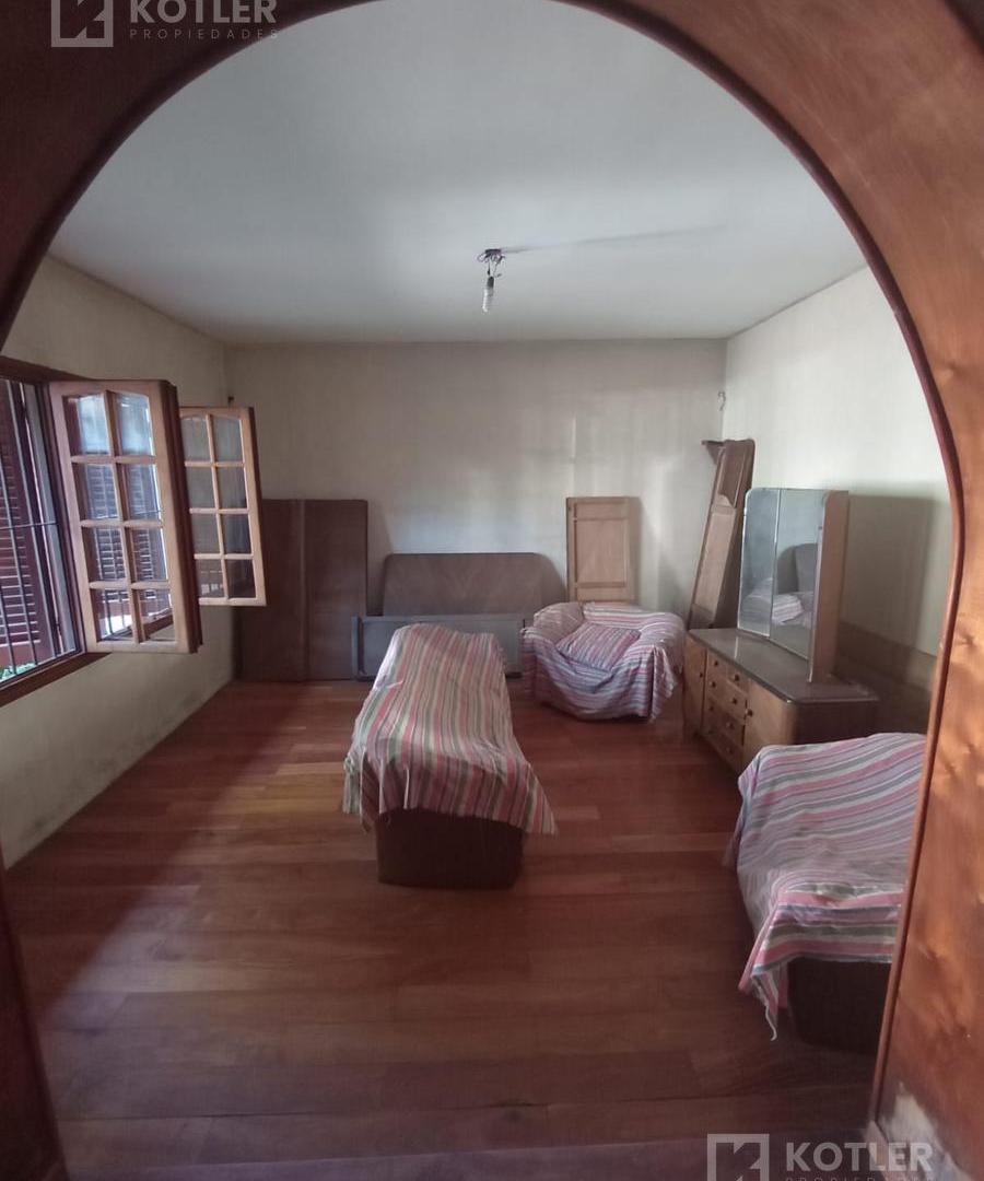 Charlet con 5 ambientes, cochera, quincho en excelente ubicación.