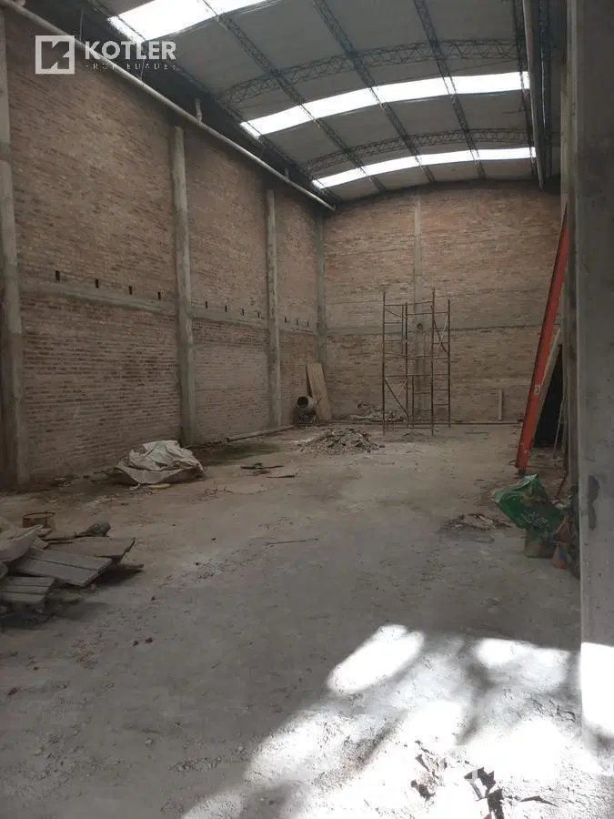 Galpón Vivienda/Oficinas con salon de venas. 300mts2 cub totales 5