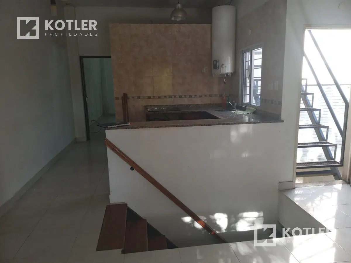 Galpón Vivienda/Oficinas con salon de venas. 300mts2 cub totales 8