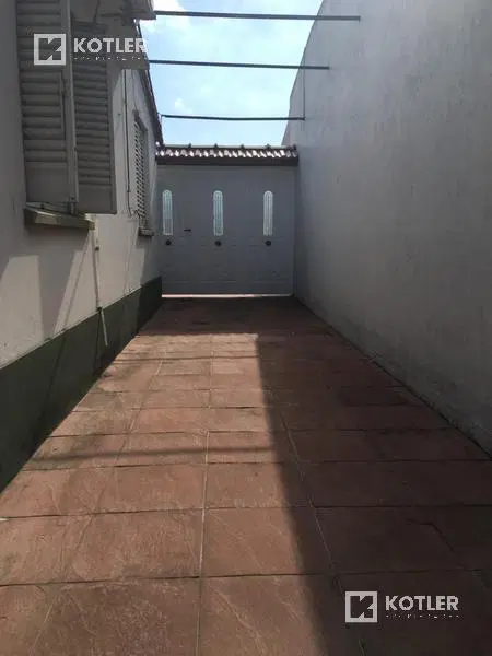 Casa PH al fondo c/ entrada p/auto pequeño y amplio fondo libre 4