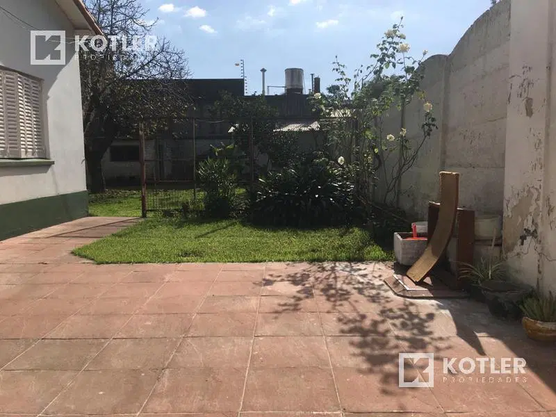 Casa PH al fondo c/ entrada p/auto pequeño y amplio fondo libre 1