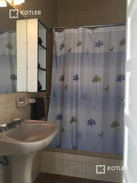 Casa PH al fondo c/ entrada p/auto pequeño y amplio fondo libre 8