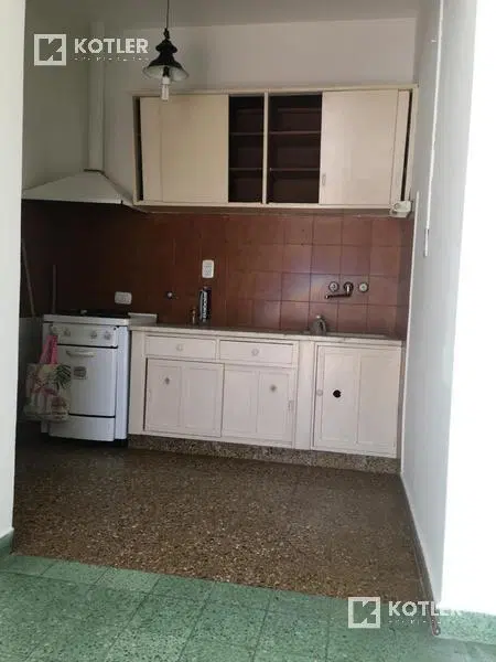 Casa PH al fondo c/ entrada p/auto pequeño y amplio fondo libre 3