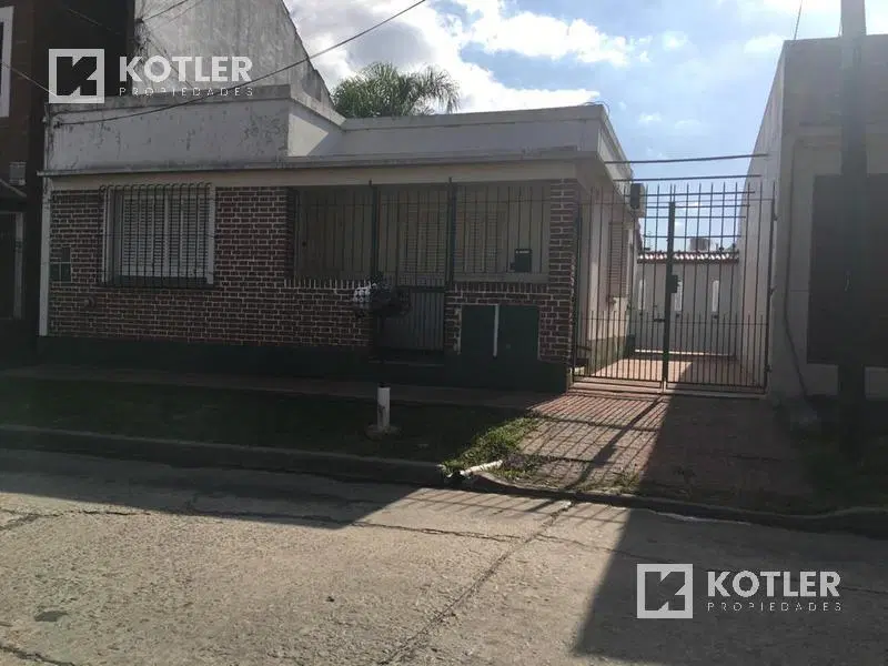 Casa PH al fondo c/ entrada p/auto pequeño y amplio fondo libre 2