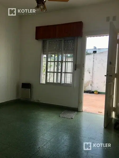 Casa PH al fondo c/ entrada p/auto pequeño y amplio fondo libre 5