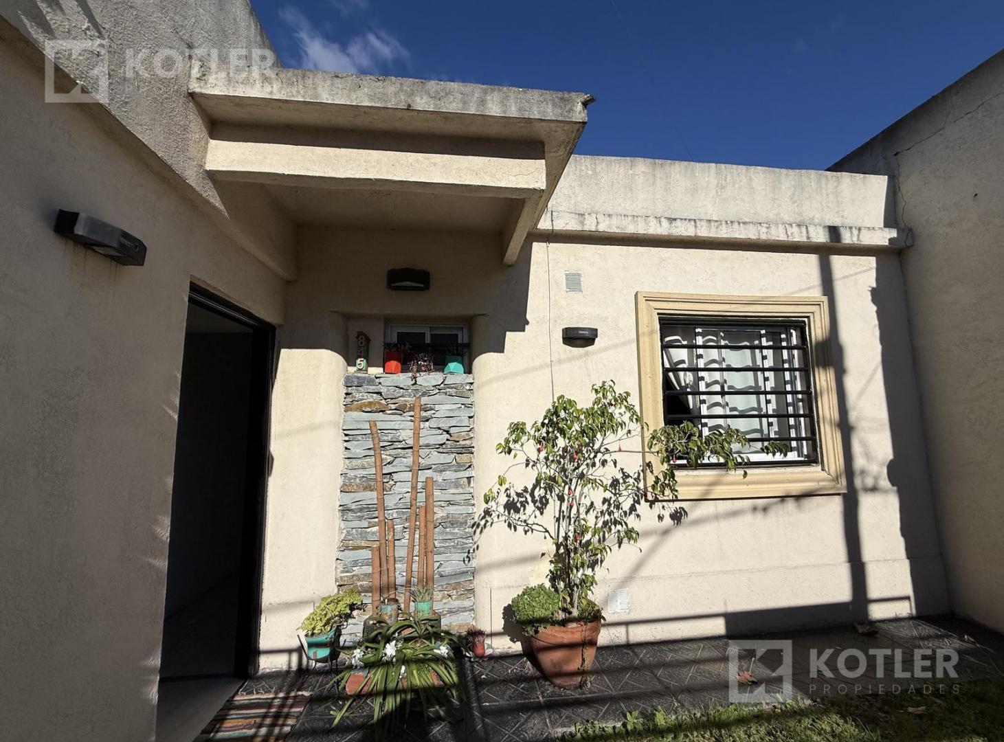 Foto de Casa con 3 dormitorios garage y jardin con quincho., imagen 4