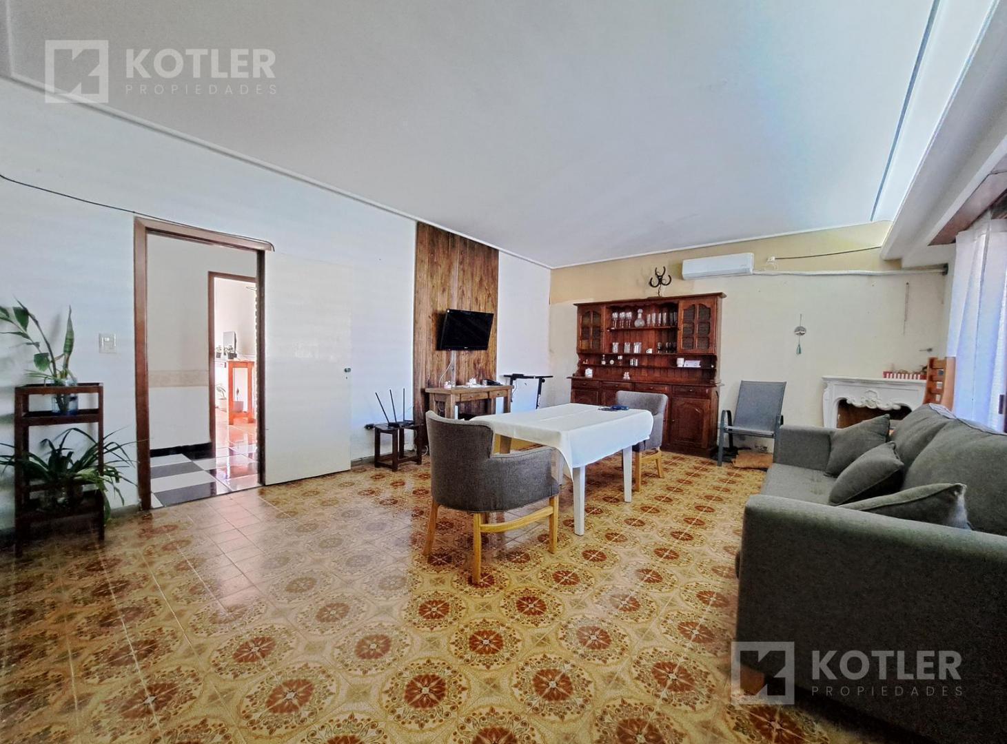 Foto de Casa con 3 dormitorios, con jardin y garage, sobre lote de 10x32, imagen 2