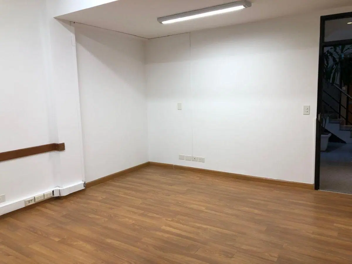 Excelente oficina en alquiler – Vista al Hipódromo, edificio corporativo c/ cochera cubierta 5