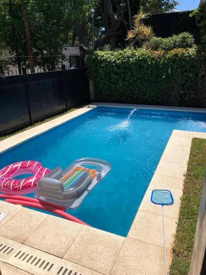 Casa en Martinez de 300m2 y 394m2 lote, 6 ambientes y dependecia amplio  jardín 2