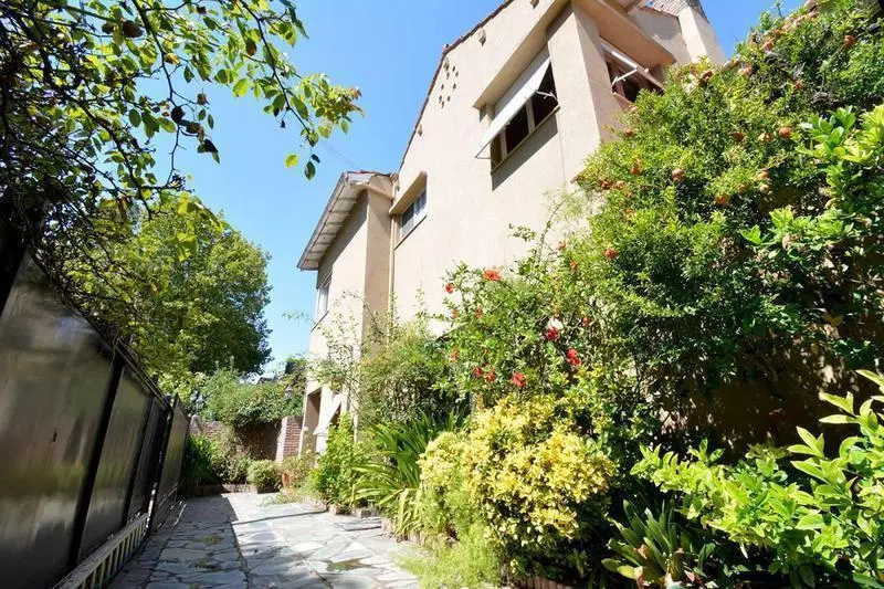 Casa en Martinez de 300m2 y 394m2 lote, 6 ambientes y dependecia amplio  jardín 3