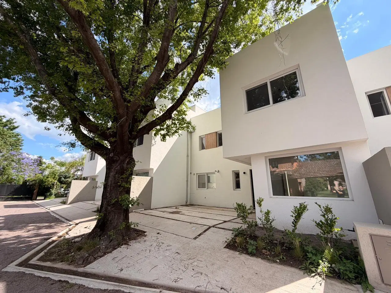 Casa Townhouse a estrenar moderna muy linda 4 Dorm , jardin , 2 cocheras, complejo cerrado 2