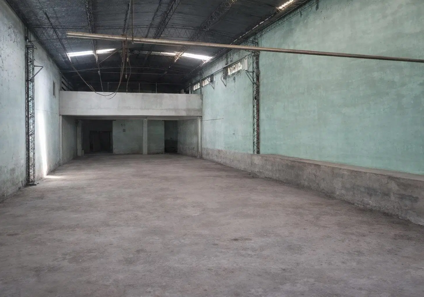 Galpon de 600 metros con local y depto 3