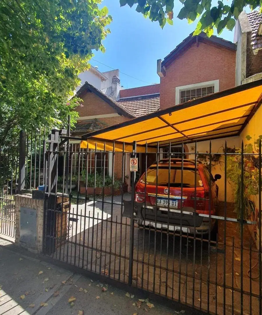 Hermosa casa en Martinez, con 263m2 de lote y226 m2 Cub. 3 Dorm Dep. entre Av Libertador y Vias. 2
