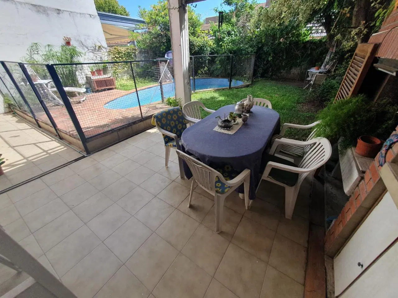 Hermosa casa en Martinez, con 263m2 de lote y226 m2 Cub. 3 Dorm Dep. entre Av Libertador y Vias. 4