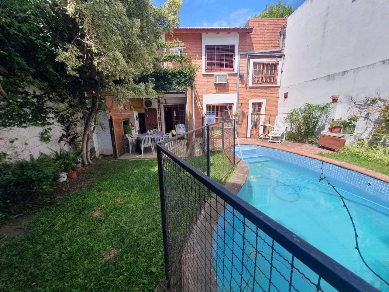 Hermosa casa en Martinez, con 263m2 de lote y226 m2 Cub. 3 Dorm Dep. entre Av Libertador y Vias. 5