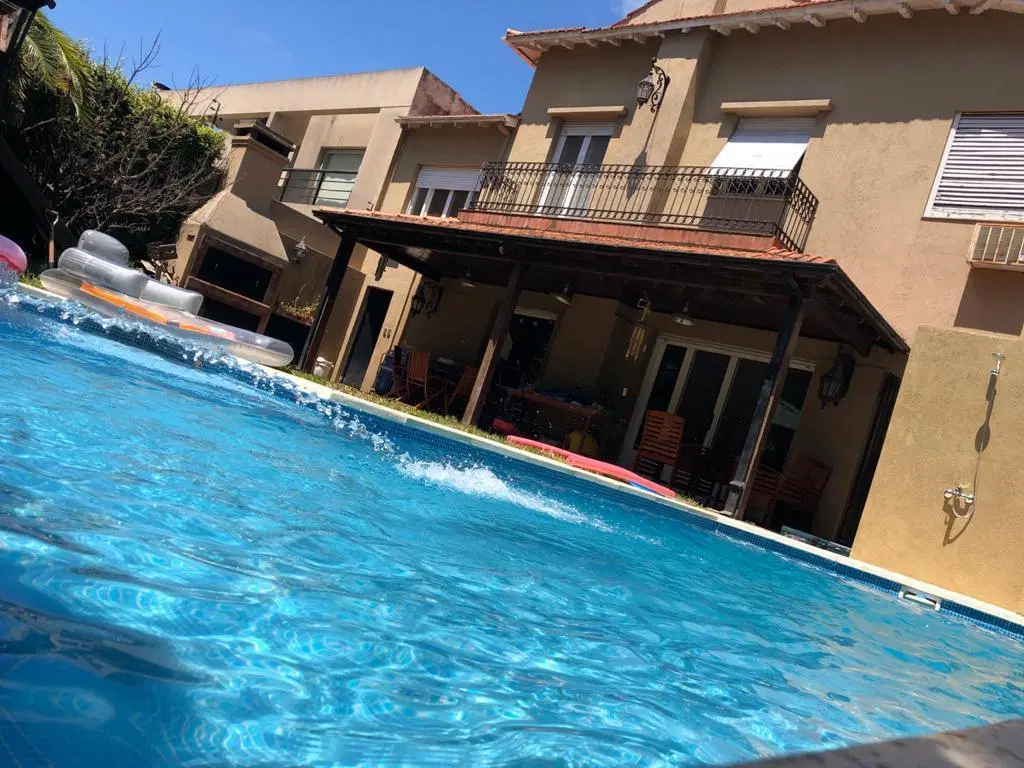 Casa en Martinez de 300m2 y 394m2 lote, 6 ambientes y dependecia amplio  jardín 2