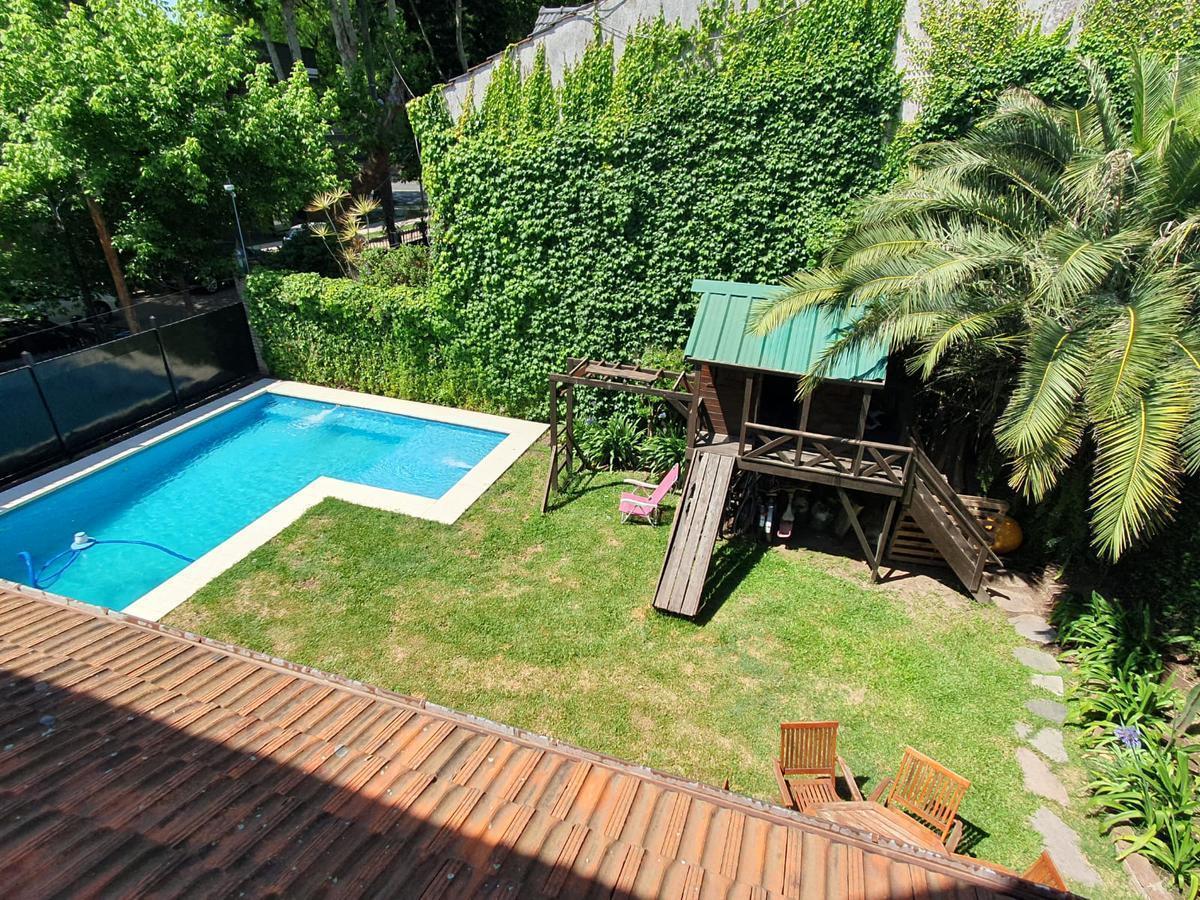 Foto de Casa en Martinez de 300m2 y 394m2 lote, 6 ambientes y dependecia amplio, imagen 2