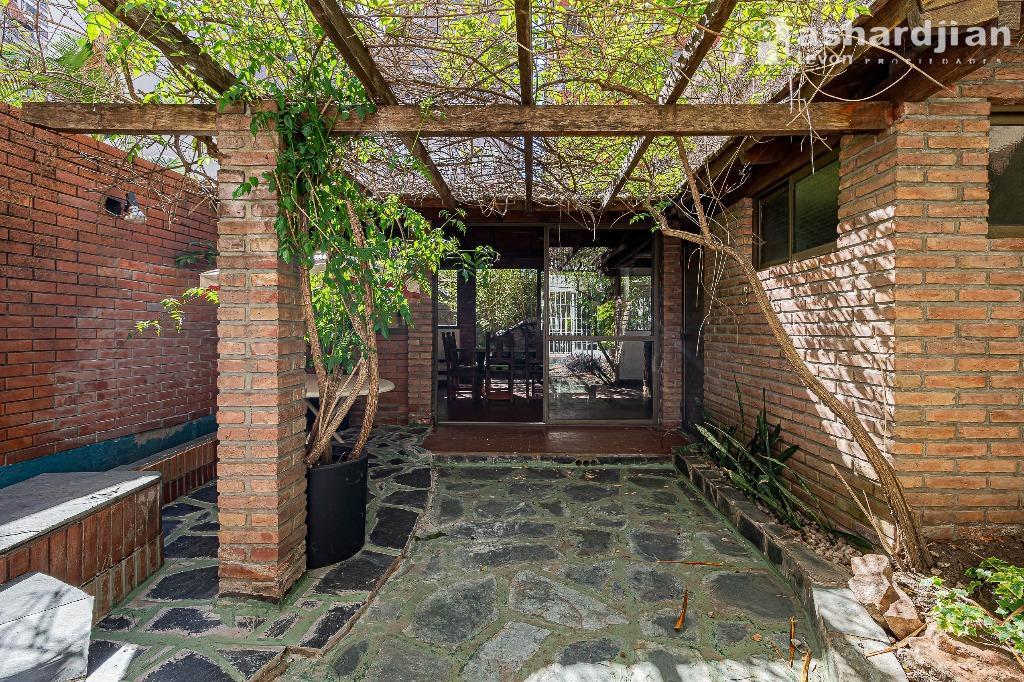 Barrio Norte Departamento de dos dormitorios con patio jardín y amplio quincho con parrilla y lavato