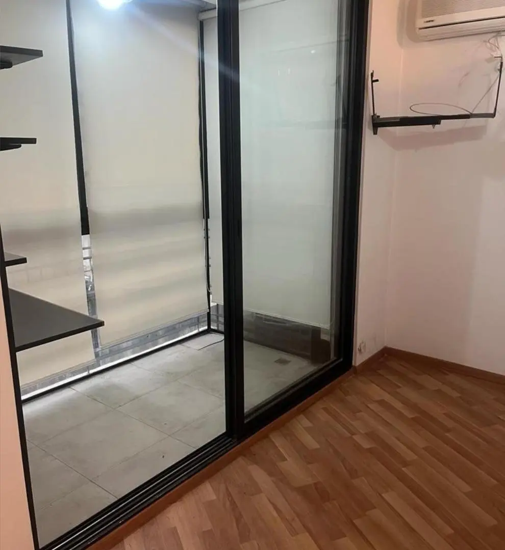 Oficina de 30 m² dividido con aire acondicionado Split y cocina Kitchinett. 5