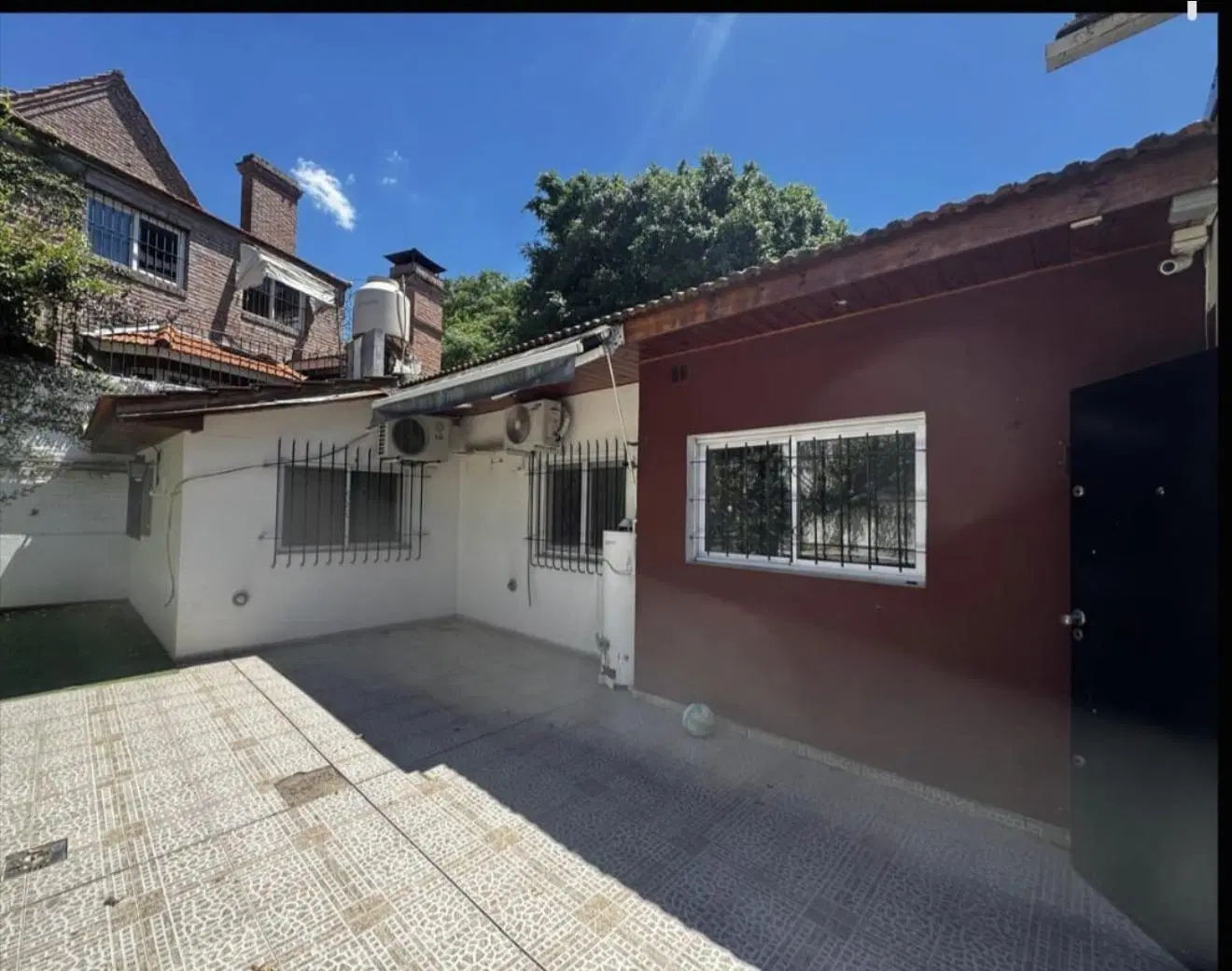 Excelente propiedad en el Barrio de Punta Chica, con patio jardín, parrilla y cochera para dos autos 5