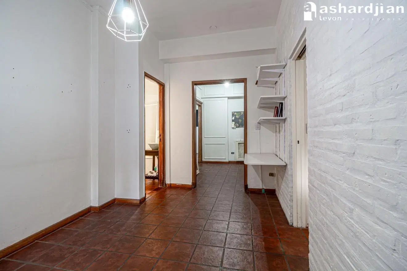 Tres ambientes en Palermo en edificio antiguo de muy buena categoría. 4