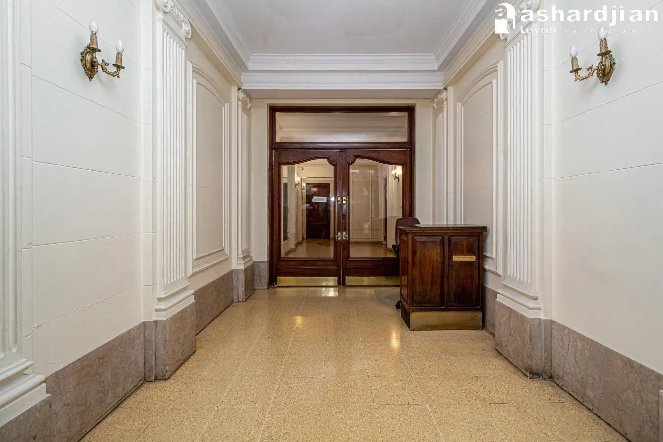 Tres ambientes en Palermo en edificio antiguo de muy buena categoría. 5