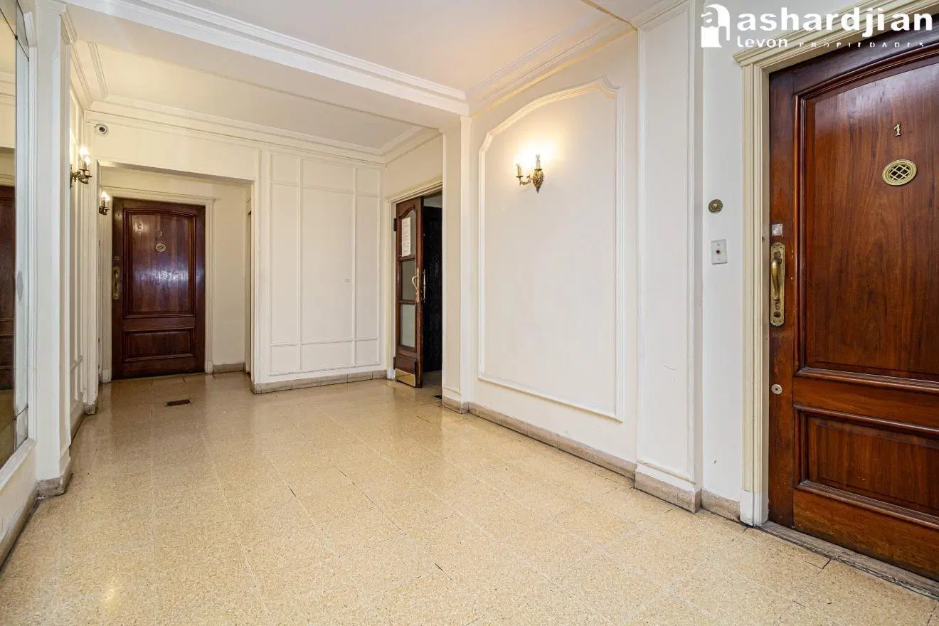 Tres ambientes en Palermo en edificio antiguo de muy buena categoría. 8