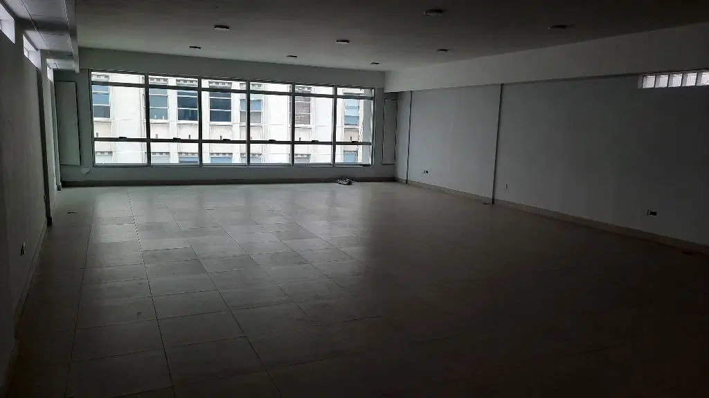Excelente oficina planta libre con dos baños ideal consultorio 1