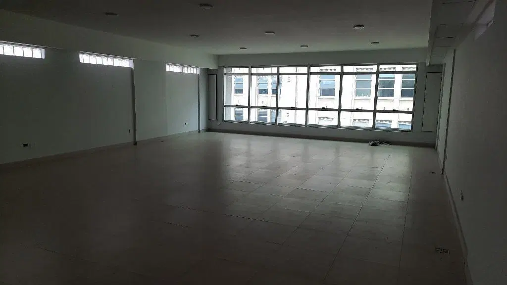 Excelente oficina planta libre con dos baños ideal consultorio 3