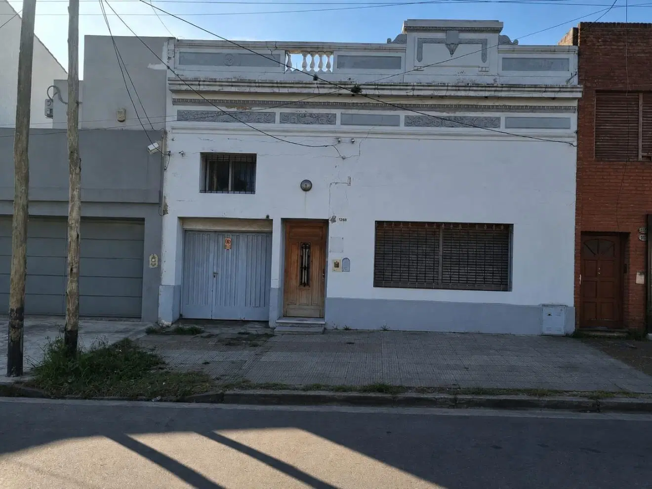 Casa de 4 / 5 ambientes con dependencia y cochera. 2