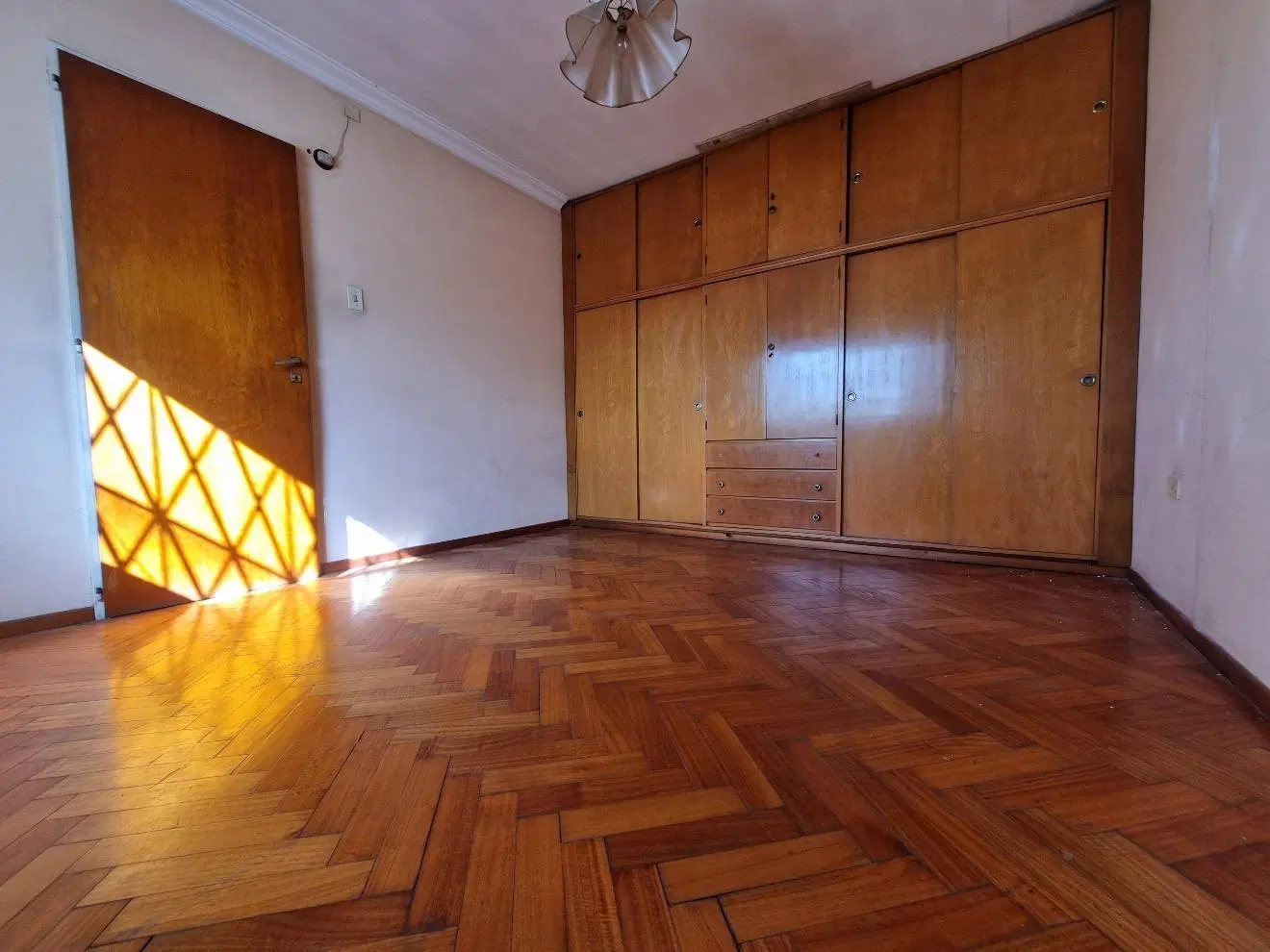 Casa de 4 / 5 ambientes con dependencia y cochera. 4