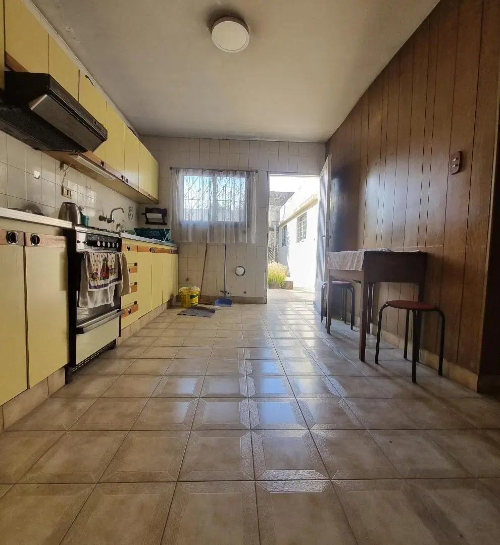 Casa de 4 / 5 ambientes con dependencia y cochera. 1