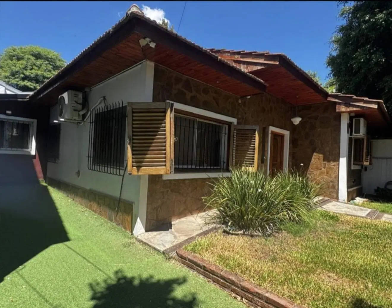 Excelente propiedad en el Barrio de Punta Chica, con patio jardín, parrilla y cochera para dos autos 1