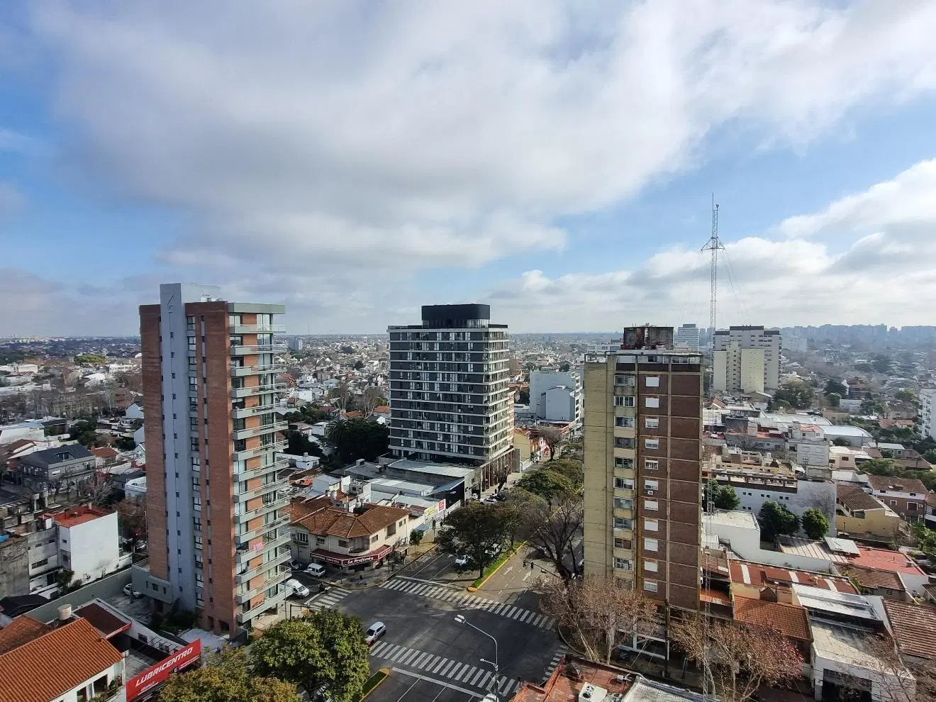 Excelente monoambiente piso alto con vista abierta. Full Amenities. 3