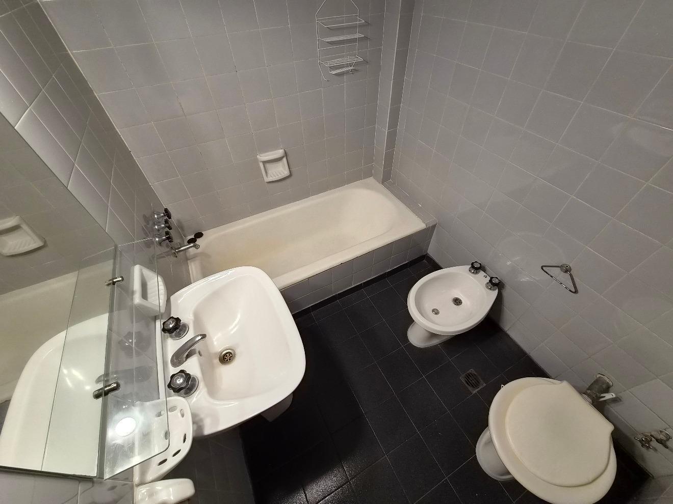 Foto de DOS AMBIENTES EN EXCELENTE ESTADO EN BARRIO NORTE, imagen 5