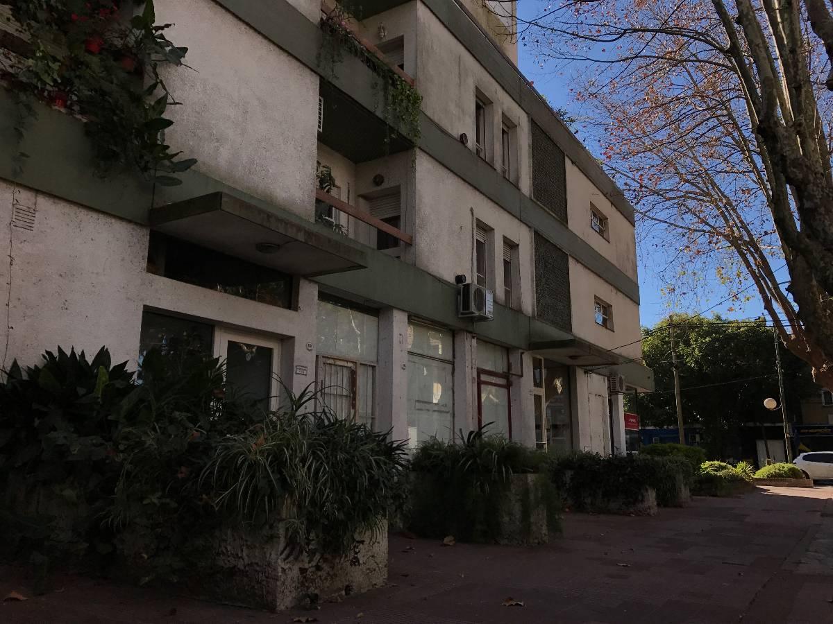 Oportunidad Muy Lindo 3 Ambtes. con Depend. | Coch Cubierta | Exc. Ubicación | 2° Piso X Esc 1
