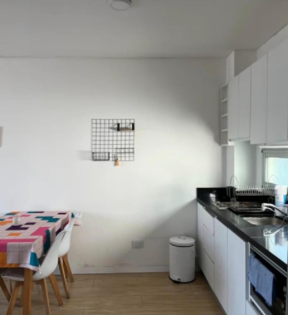 Foto de MONOAMBIENTE AMOBLADO Y EQUIPADO. MUY LUMINOSO, CON BALCÓN, imagen 2