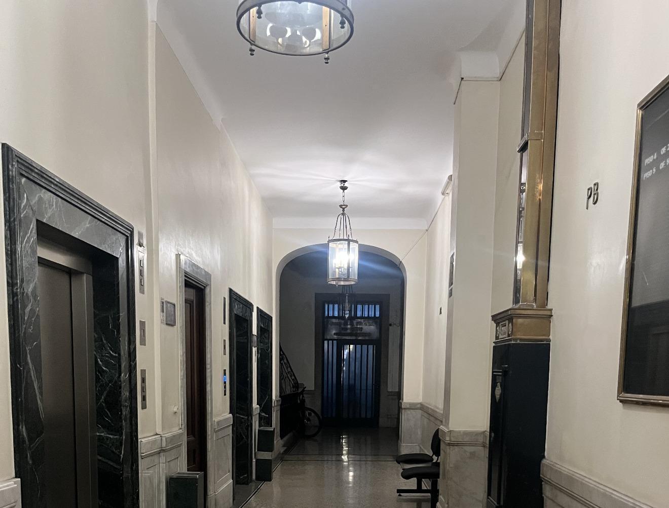 Foto de Oficina en venta, edificio emblemático, a pasos de Plaza de Mayo, imagen 1