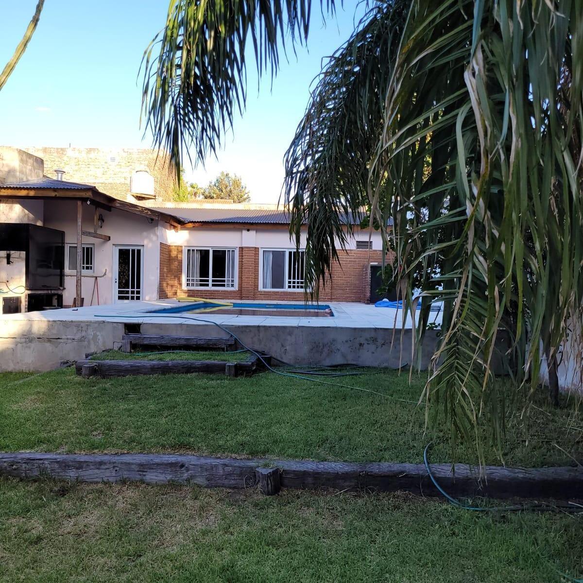 Chalet Varios Ambientes, Fondo y Pileta 2