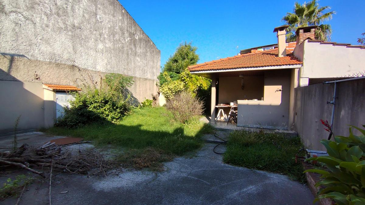 SOLIDO CHALET SOBRE EVA PERON (EX PASCO) APTO FINES COMERCIALES O VIVIENDA