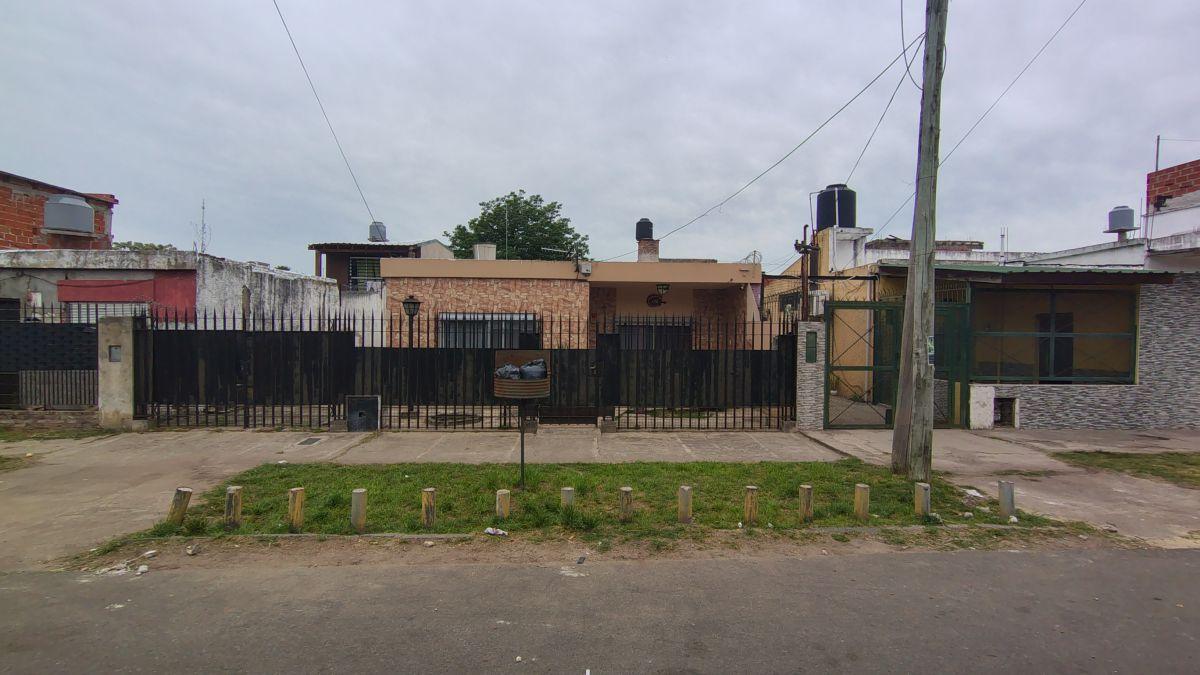 CASA A 50 MTS DE LA PLAZA DE SANTA MARTA