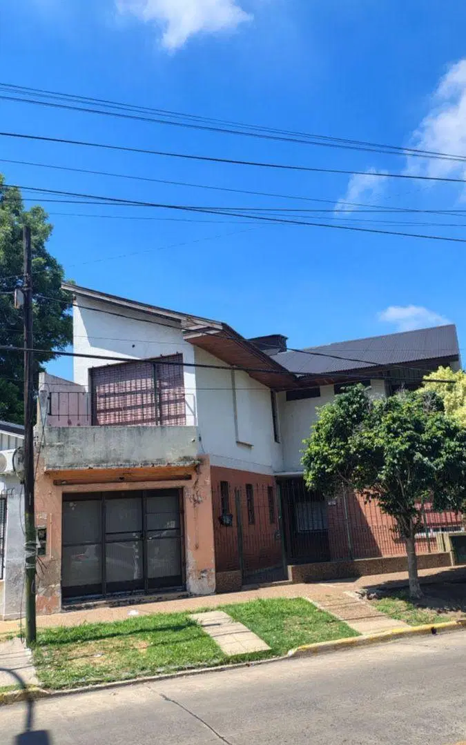 LOTE CON MEJORAS, SALIDA A 2 CALLES, ESTRATEGICA UBICACION 3