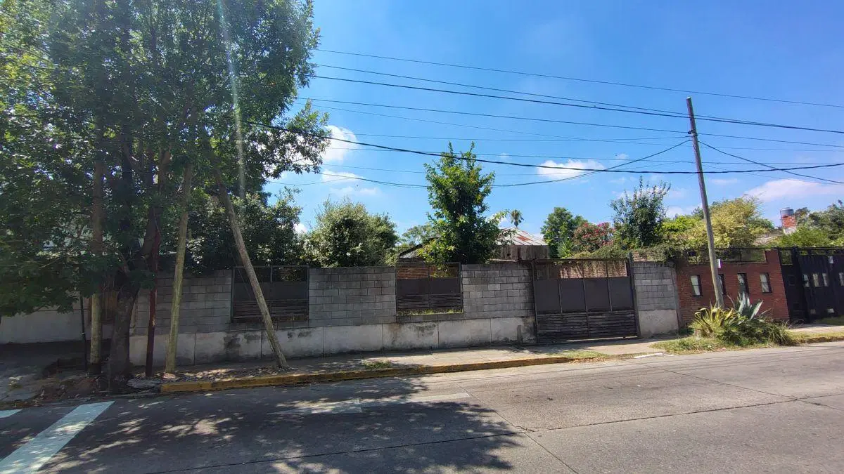LOTE CON MEJORAS, SALIDA A 2 CALLES, ESTRATEGICA UBICACION 5