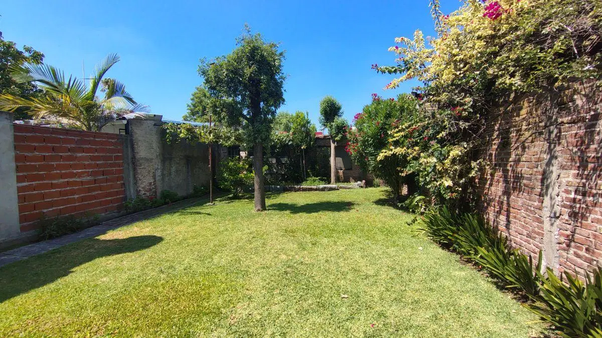 LOTE CON MEJORAS, SALIDA A 2 CALLES, ESTRATEGICA UBICACION 4