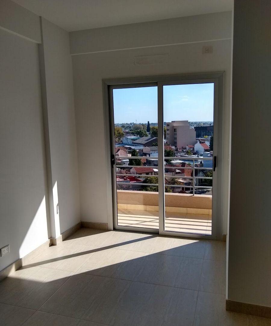Foto de DEPARTAMENTO CON BALCON Y COCHERA A METROS YRIGOYEN, imagen 4