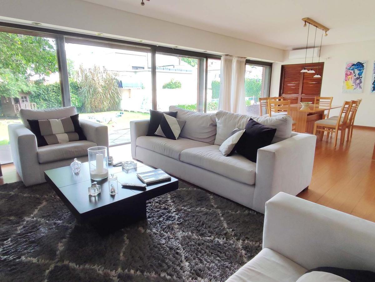Casa en venta en Martinez entre Libertador y Vías, muy buen diseño, s/lote de 800M2
